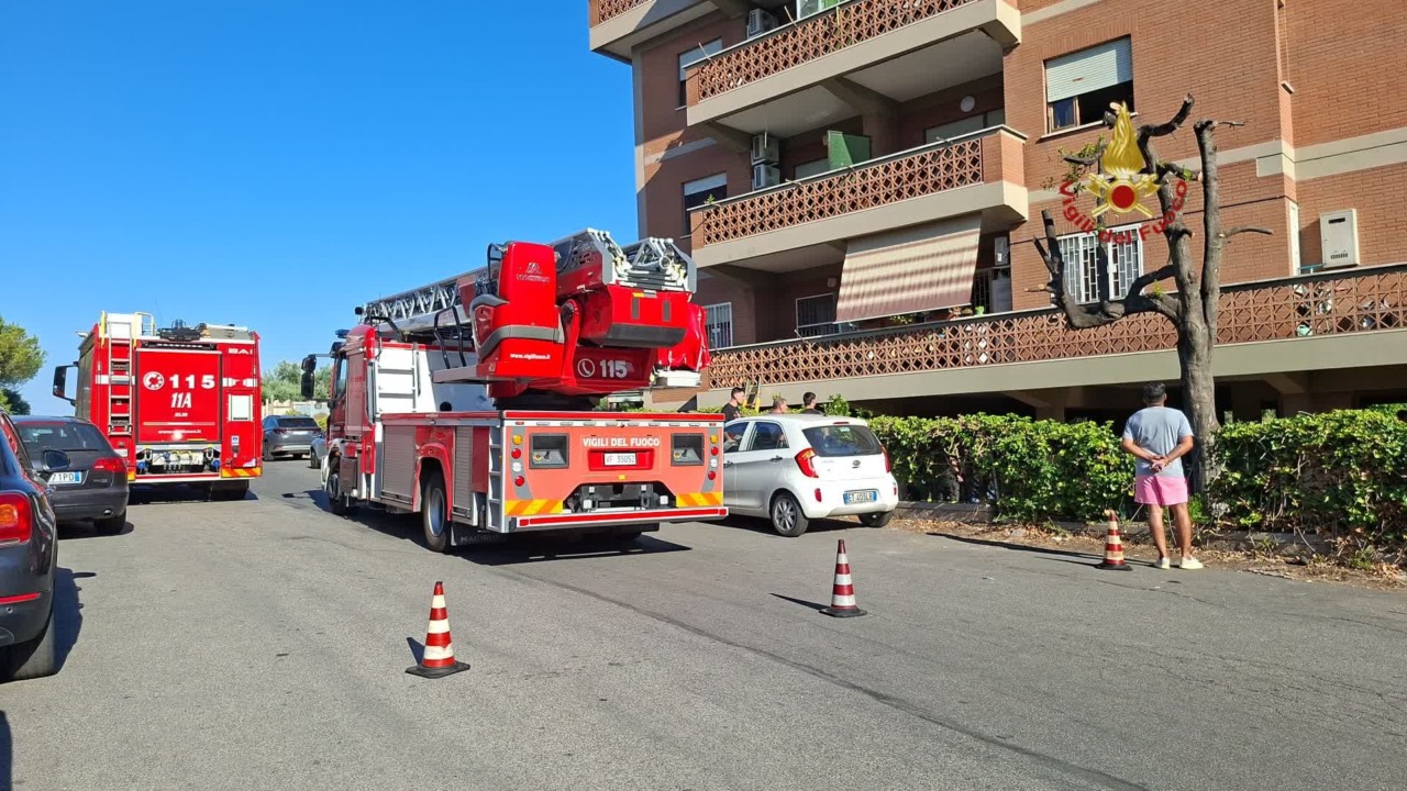 Incendio in un appartamento, quattro persone in ospedale