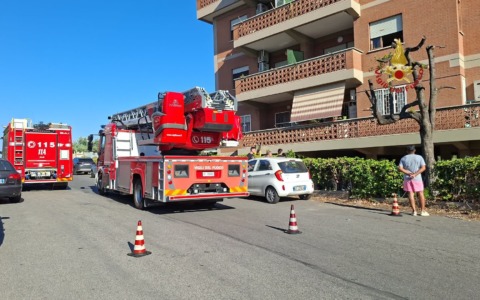 Incendio in un appartamento, quattro persone in ospedale