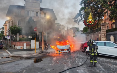 Furgone in fiamme in Viale dell’Università