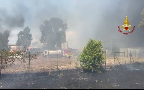 Vasto incendio di sterpaglie tra Muratella e Ponte Galeria