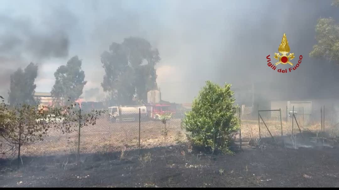 Vasto incendio di sterpaglie tra Muratella e Ponte Galeria