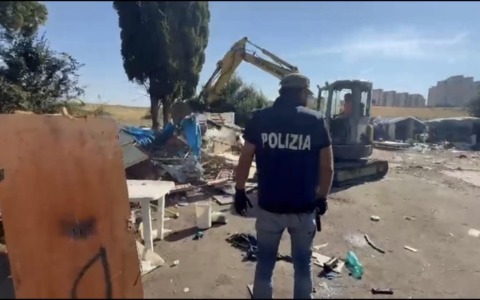 Sgomberato un insediamento abusivo, demolite 17 baracche