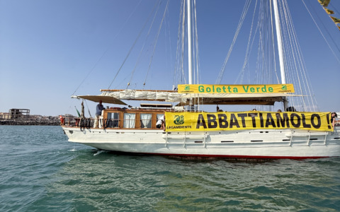 Goletta Verde contro l’ecomostro del porto: “Abbattiamolo”