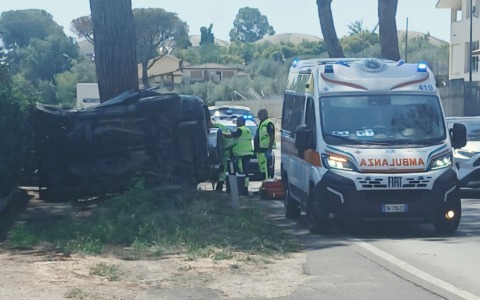 Tragedia sull’Appia, Suv contro un albero: morti un uomo e una donna. Le vittime sono Alessandro Alessandrini e Raffaella Bruni