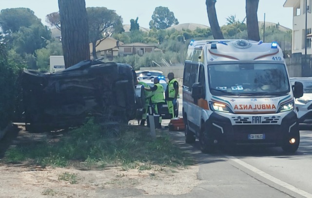 Tragedia sull’Appia, Suv contro un albero: morti un uomo e una donna. Le vittime sono Alessandro Alessandrini e Raffaella Bruni