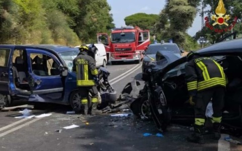Scontro tra due auto sull’Appia, un morto e due feriti