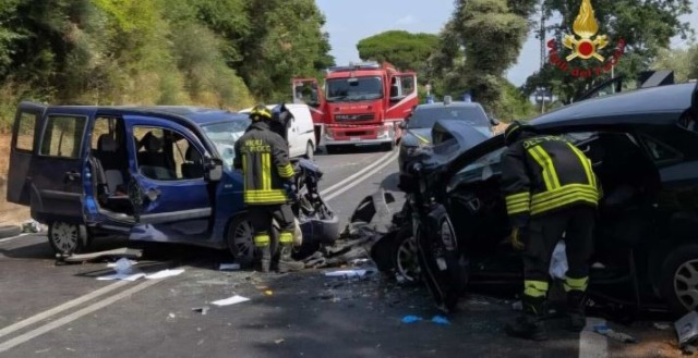 Scontro tra due auto sull’Appia, un morto e due feriti