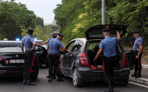 Con l’auto rubata non si fermano all’alt, inseguiti ed arrestati