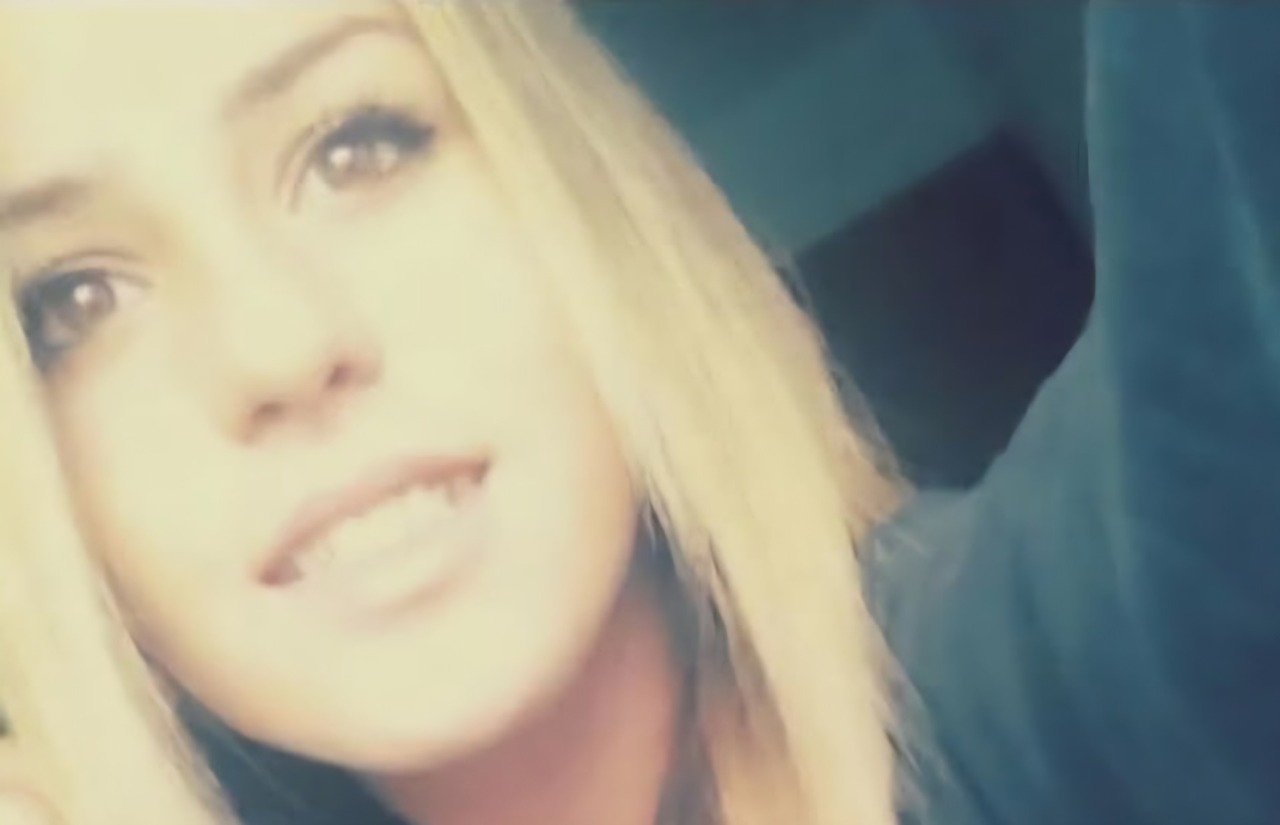 Vandalizzata la panchina di Pamela Mastropietro, la mamma: “Servono le telecamere”