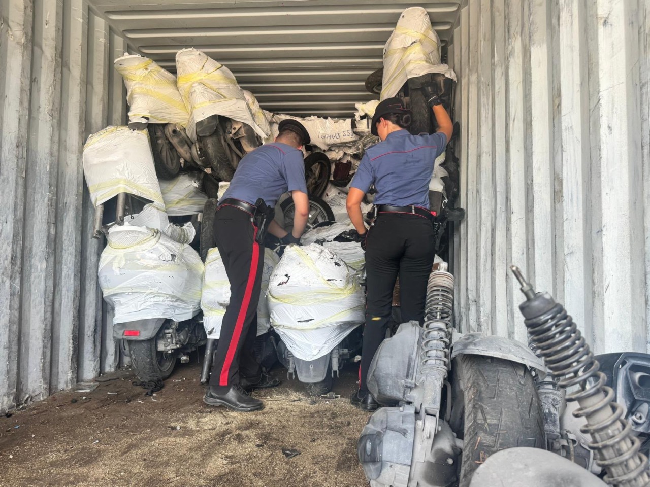 Scoperto deposito di moto rubate nascosto in 21 container