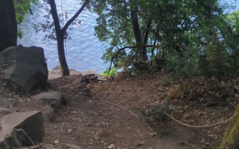 Scivola lungo la riva del lago, giovane salvata dai Vigili del Fuoco