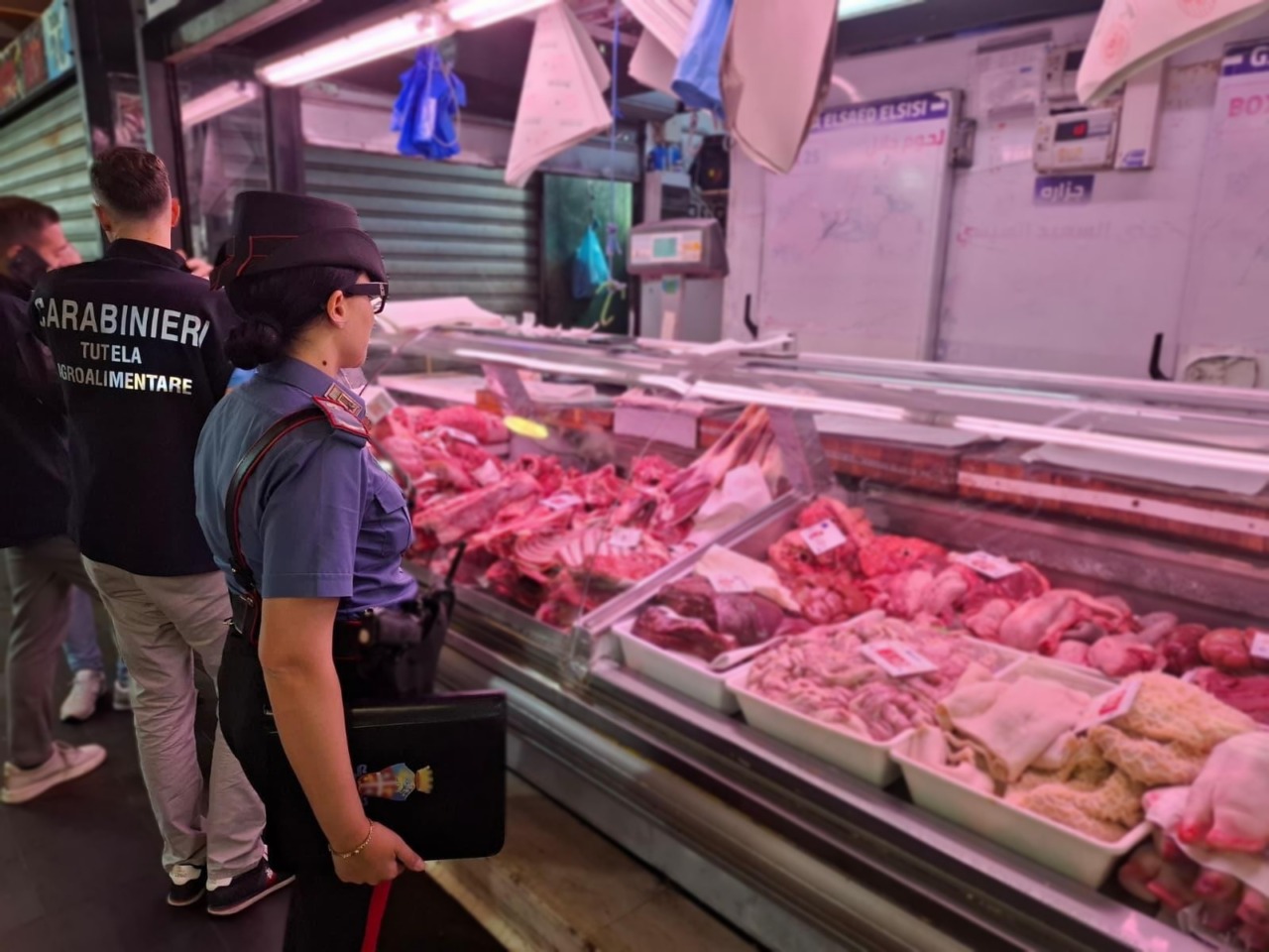 Esquilino, controlli al mercato. Sequestrati 18 chili di alimenti