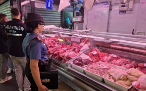 Esquilino, controlli al mercato. Sequestrati 18 chili di alimenti