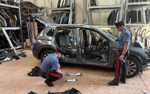Officina dei ricambi delle auto rubate, arrestate 5 persone