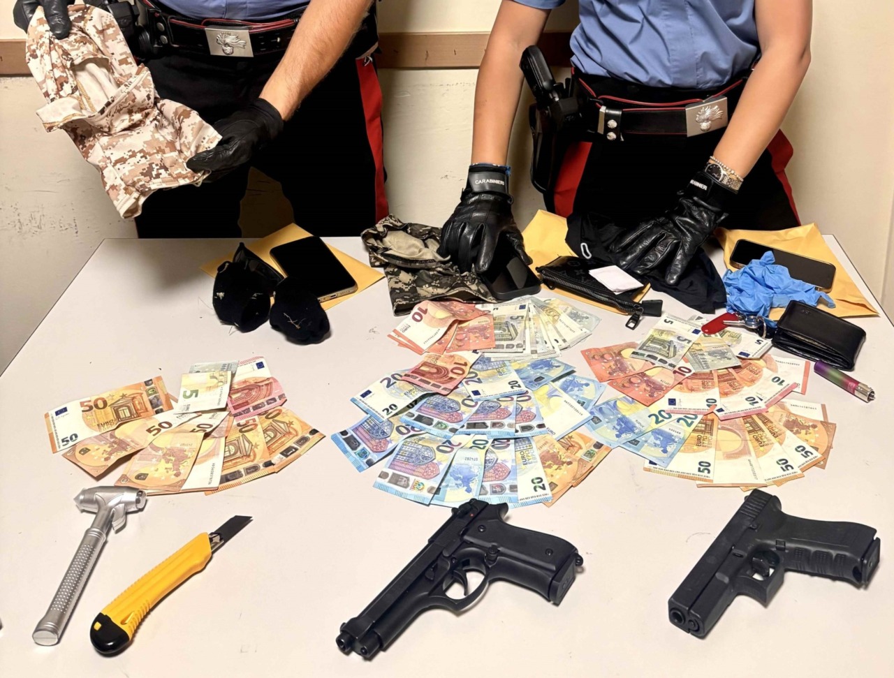 Dipendenti minacciati con pistole a salve e aggrediti, arrestati tre giovani rapinatori