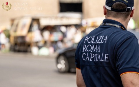 Venditore ambulante abusivo aggredisce i vigili durante il controllo