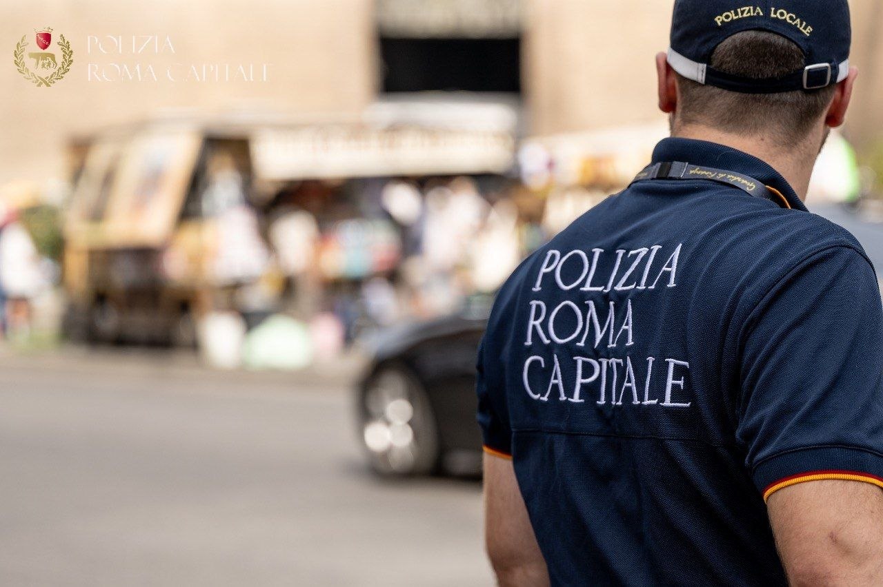 Venditore ambulante abusivo aggredisce i vigili durante il controllo
