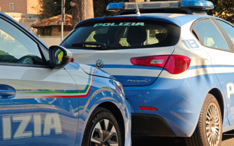 Vede i poliziotti e lancia hashish dalla finestra di casa, arrestato 57enne