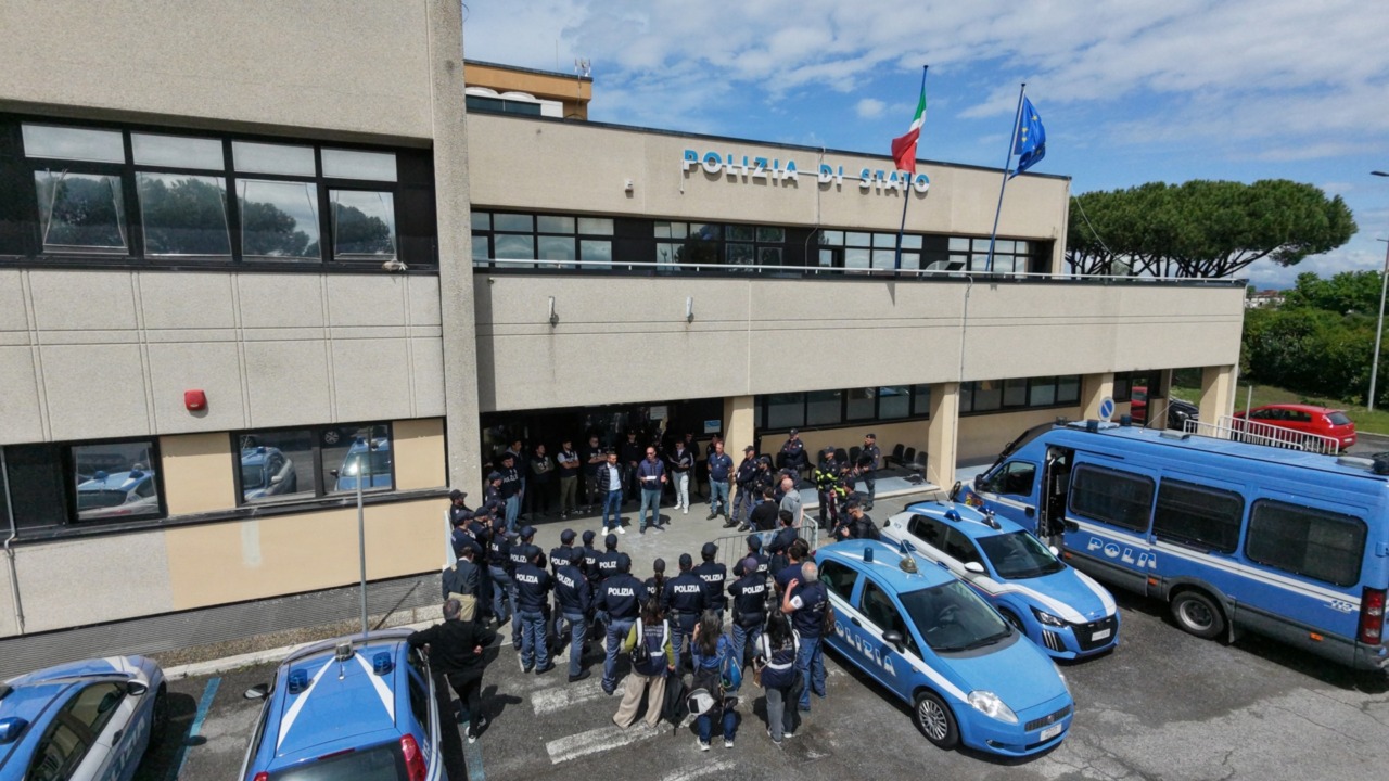 Droga nascosta tra vasi e pietre, colpo allo spaccio a Tor Bella Monaca