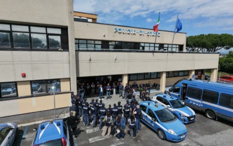 Droga nascosta tra vasi e pietre, colpo allo spaccio a Tor Bella Monaca