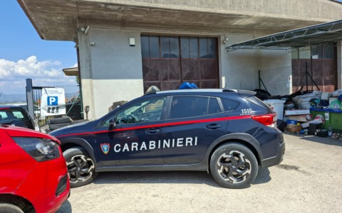Rifiuti abbandonati nell’officina, area sequestrata