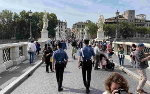 Blitz dei Carabinieri, arresti e Daspo urbano nell’area del Vaticano