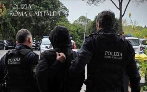 Tenta di estorcere denaro ad un automobilista, arrestato