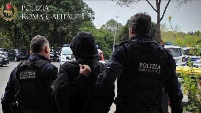 Tenta di estorcere denaro ad un automobilista, arrestato