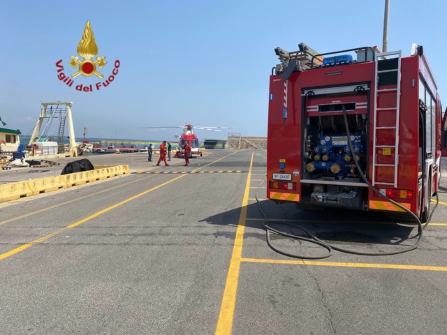 Catamarano in fiamme al largo di Tor San Lorenzo, due velisti romani feriti