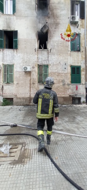 Incendio in un appartamento, tre persone in salvo
