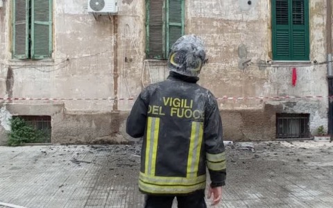 Incendio in un appartamento, tre persone in salvo