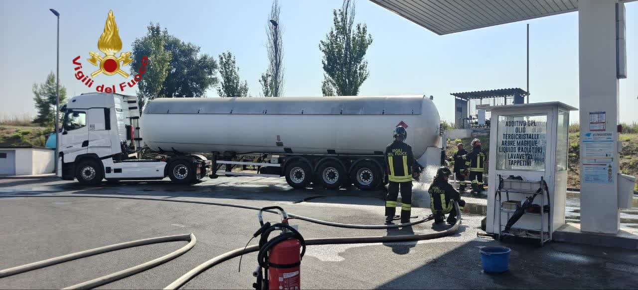 Perdita di GPL in un distributore, palazzi evacuati e strada chiusa