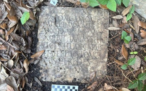 Torna a casa l’epigrafe romana dispersa nel 1943: sarà esposta al Museo di Civitavecchia