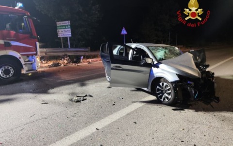 Finisce con l’auto contro il guard rail, giovane in codice rosso