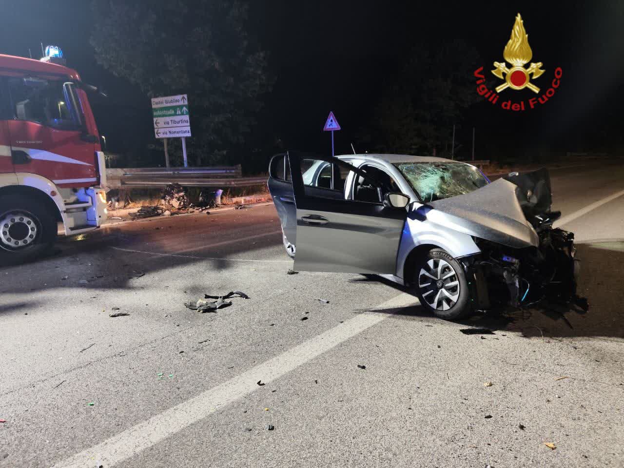 Finisce con l’auto contro il guard rail, giovane in codice rosso
