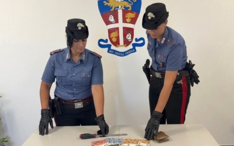 Si introduce nell’abitazione di un anziano invalido e lo deruba nel sonno, 22enne arrestato