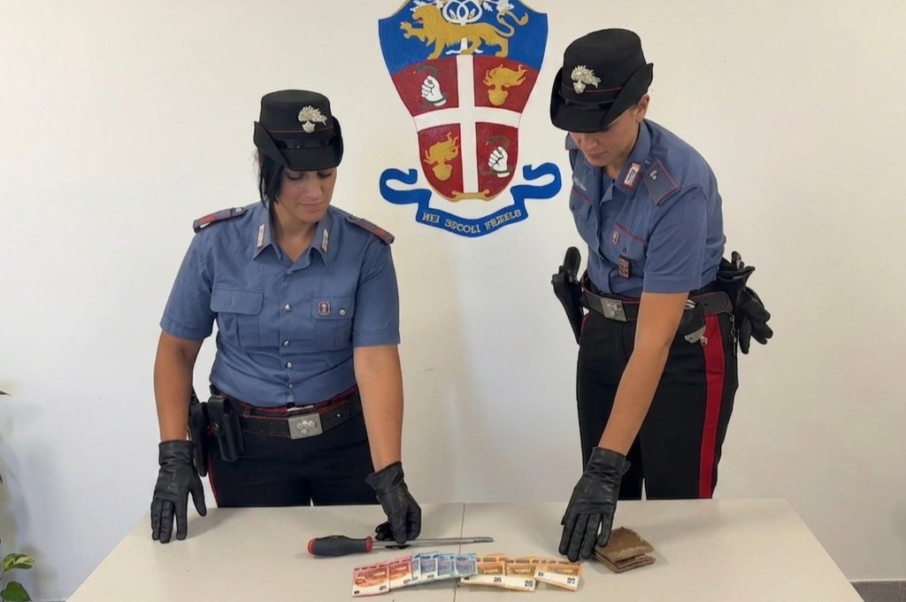 Si introduce nell’abitazione di un anziano invalido e lo deruba nel sonno, 22enne arrestato