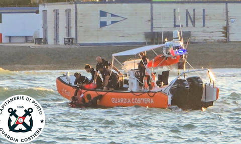 Due sub in difficoltà soccorsi dalla Guardia Costiera
