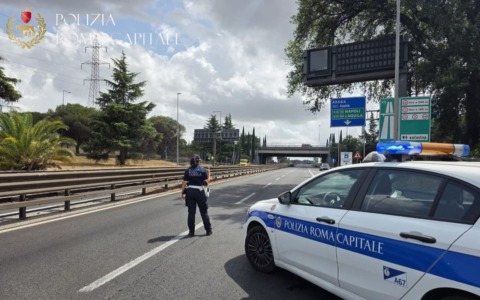 Maxi rogo di sterpaglie a ridosso del Raccordo, traffico in tilt