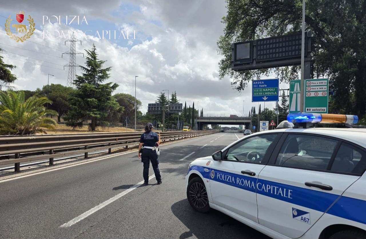 Maxi rogo di sterpaglie a ridosso del Raccordo, traffico in tilt