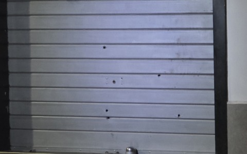 Spari in centro, colpi di pistola contro la serranda di un barbiere / VIDEO
