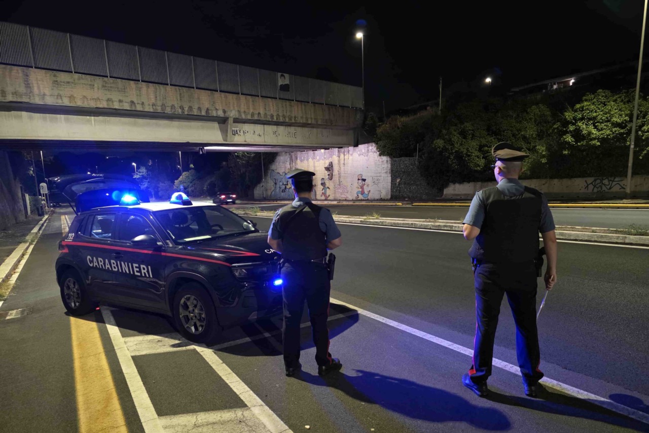 Atto intimidatorio nella notte, danneggiate tre auto
