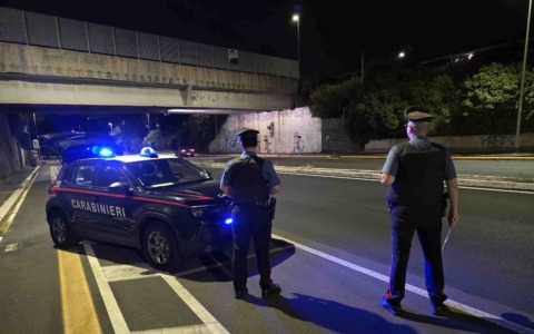 Atto intimidatorio nella notte, danneggiate tre auto