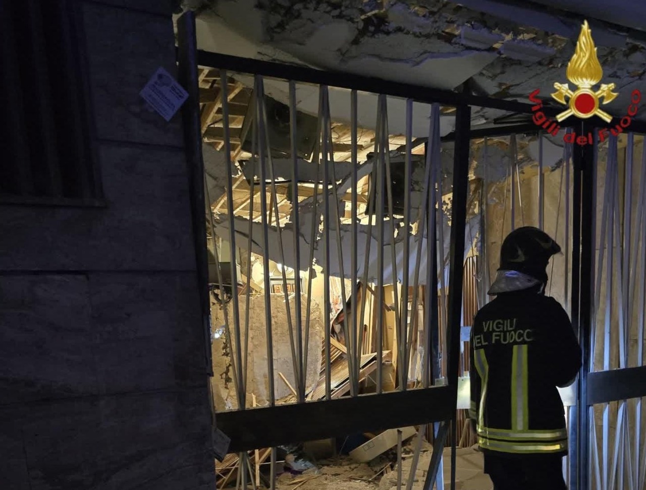 Boato nella notte, esplosione nell’androne di un palazzo a Don Bosco