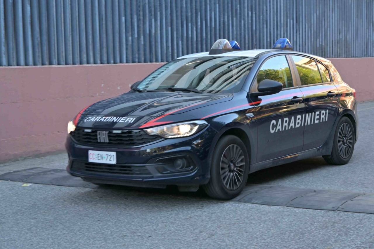 Sotto l’effetto di droga e alcol tenta di entrare in casa della ex e aggredisce i Carabinieri