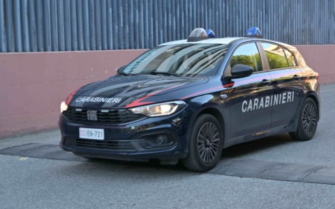 Sotto l’effetto di droga e alcol tenta di entrare in casa della ex e aggredisce i Carabinieri