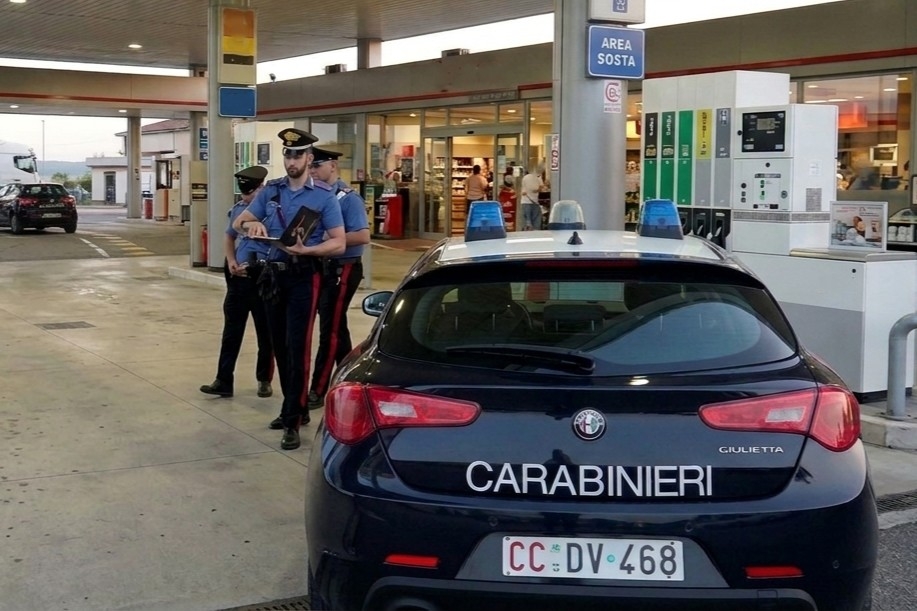 Carte aziendali per fare rifornimento, arrestato un 49enne