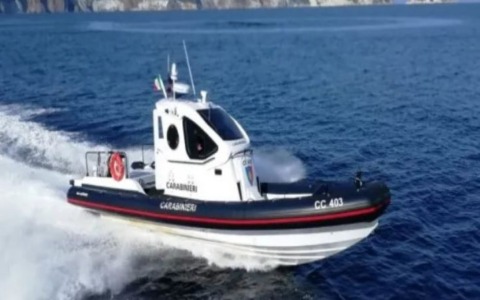 Giovane romano di 23 anni trovato morto in mare a Punta Papa: indagini in corso