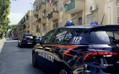 Fugge all’alt e sfreccia tra perdoni e altre auto: arrestato 27enne
