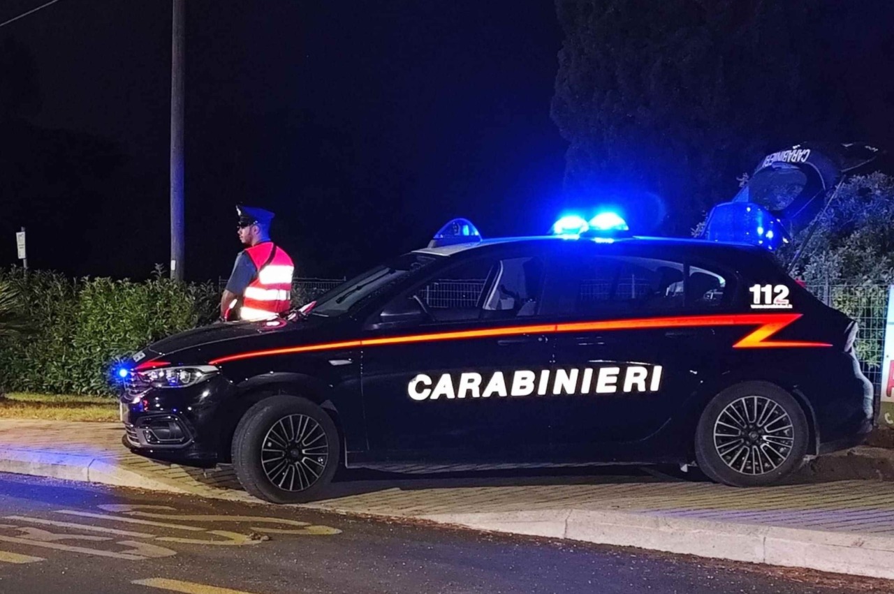 Inseguimento nella notte: speronano l’auto dei carabinieri per fuggire, arrestata ventenne